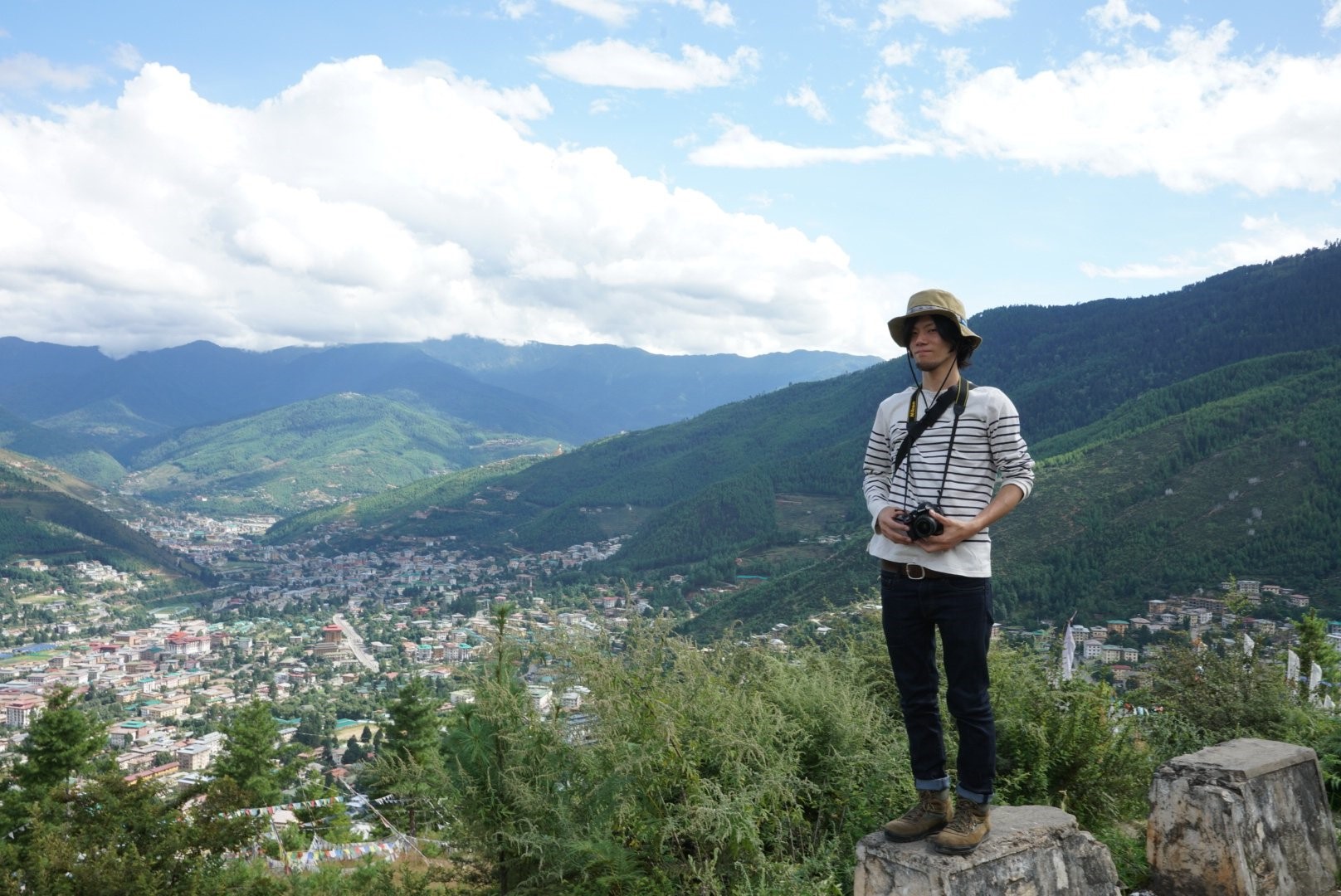 山腹から見下ろすブータンの首都ティンプー
