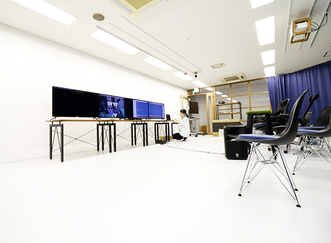 暗幕が完備されたスタジオ