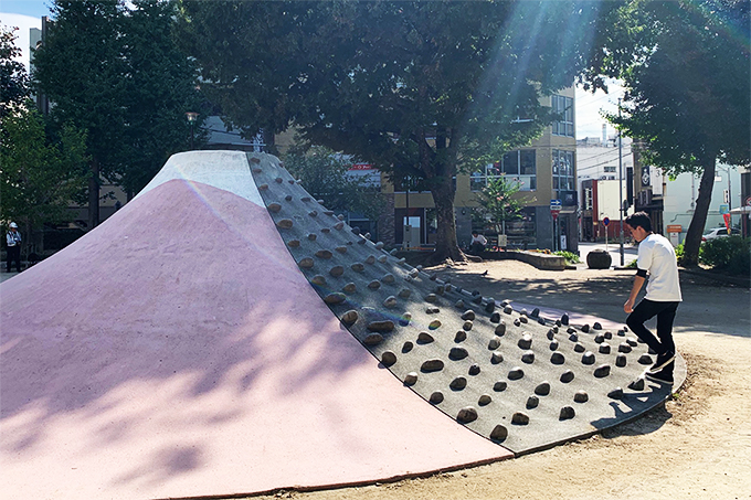 富士山滑り台を登る新卒松本