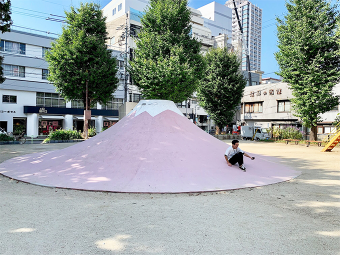 富士山滑り台を滑る新卒松本