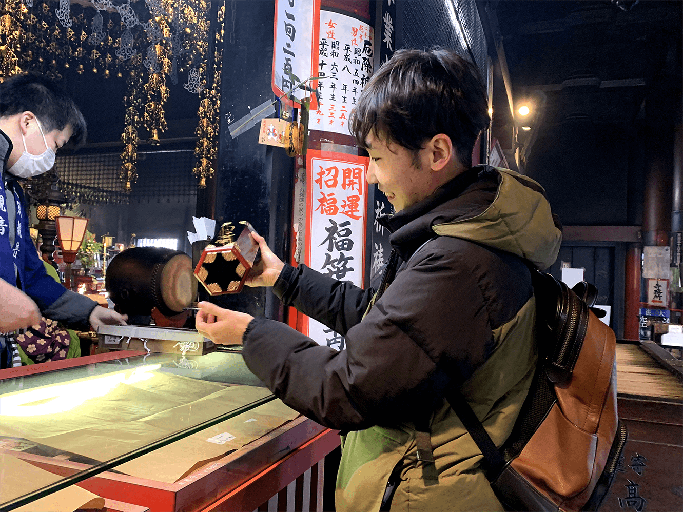 おみくじを引く宮崎君